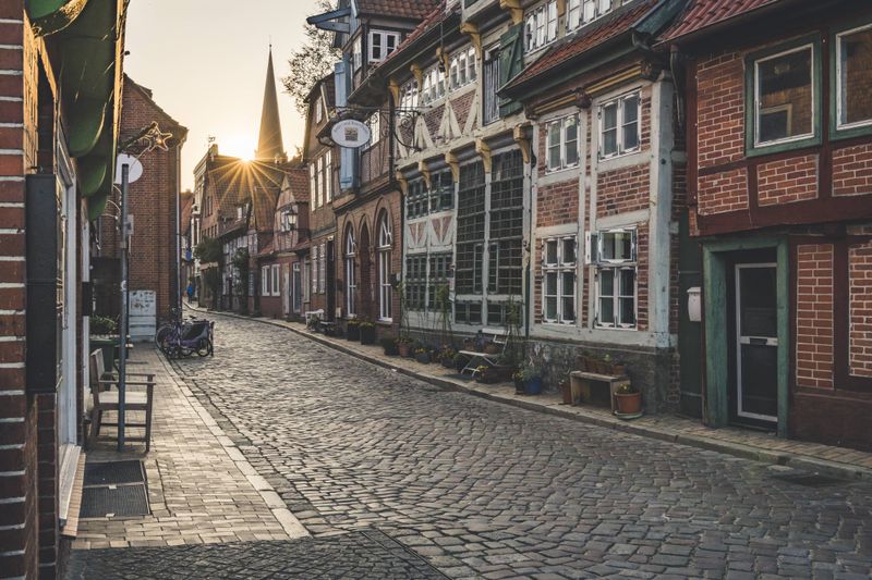 Eine Gasse bei Sonnenuntergang in Lauenburg, Schleswig-Holstein