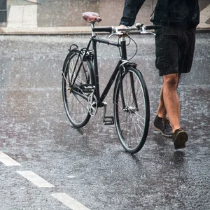 Die Tiefs „Dorchen“ und „Emmelinde“ bringen ab Donnerstagabend reichlich Regen nach Hamburg. (Symbolbild)