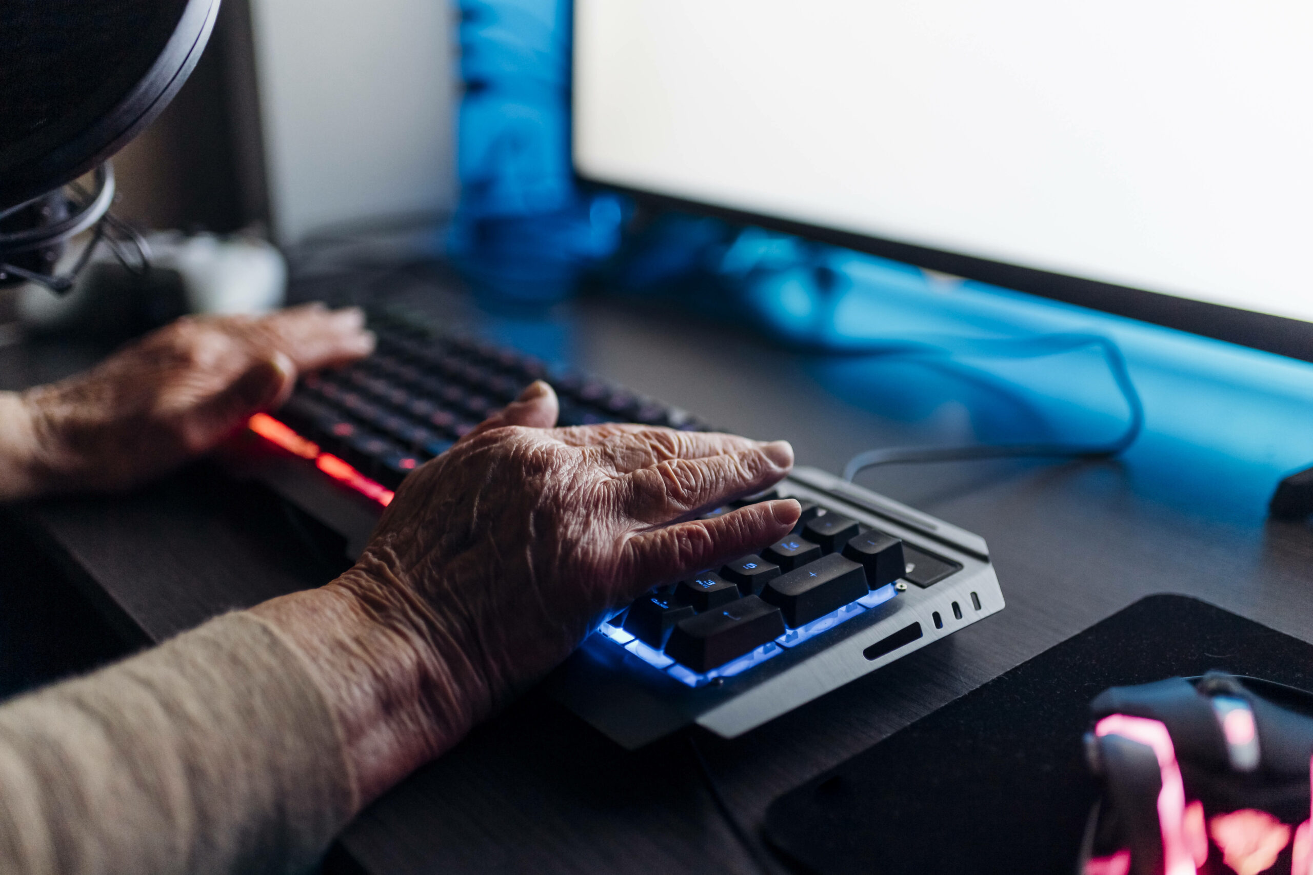 Seniorin sitzt am PC.