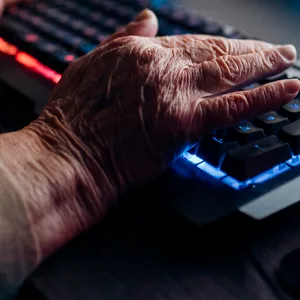 Seniorin sitzt am PC.