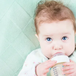 Baby mit Flasche