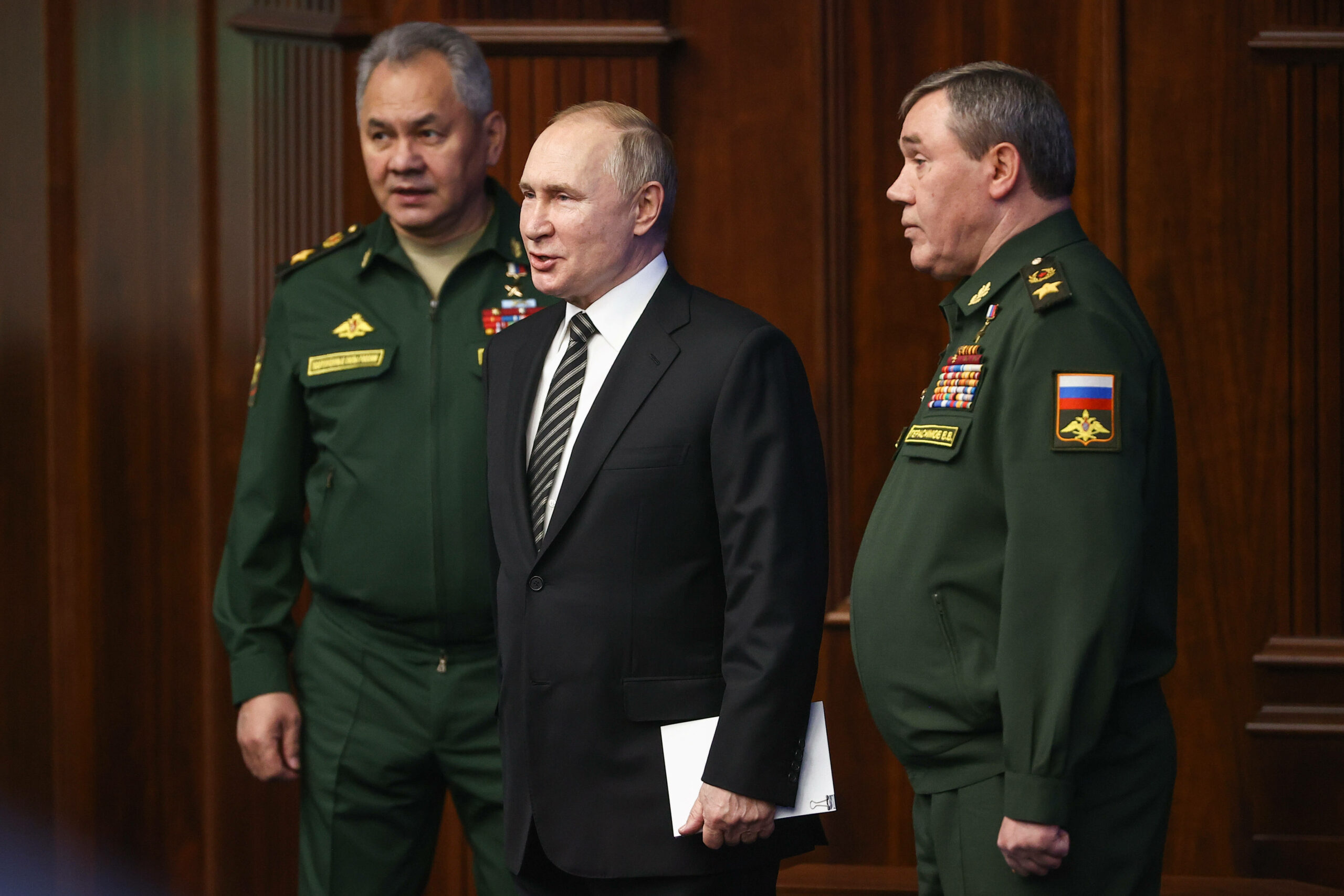 Sergei Schoigu (v.l.n.r.), Verteidigungsminister von Russland, Wladimir Putin und Waleri Gerassimow, Generalstabschef der russischen Streitkräfte, bei einer Besprechung.