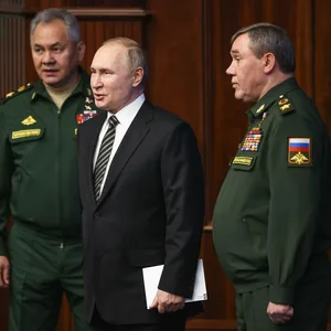 Sergei Schoigu (v.l.n.r.), Verteidigungsminister von Russland, Wladimir Putin und Waleri Gerassimow, Generalstabschef der russischen Streitkräfte, bei einer Besprechung.