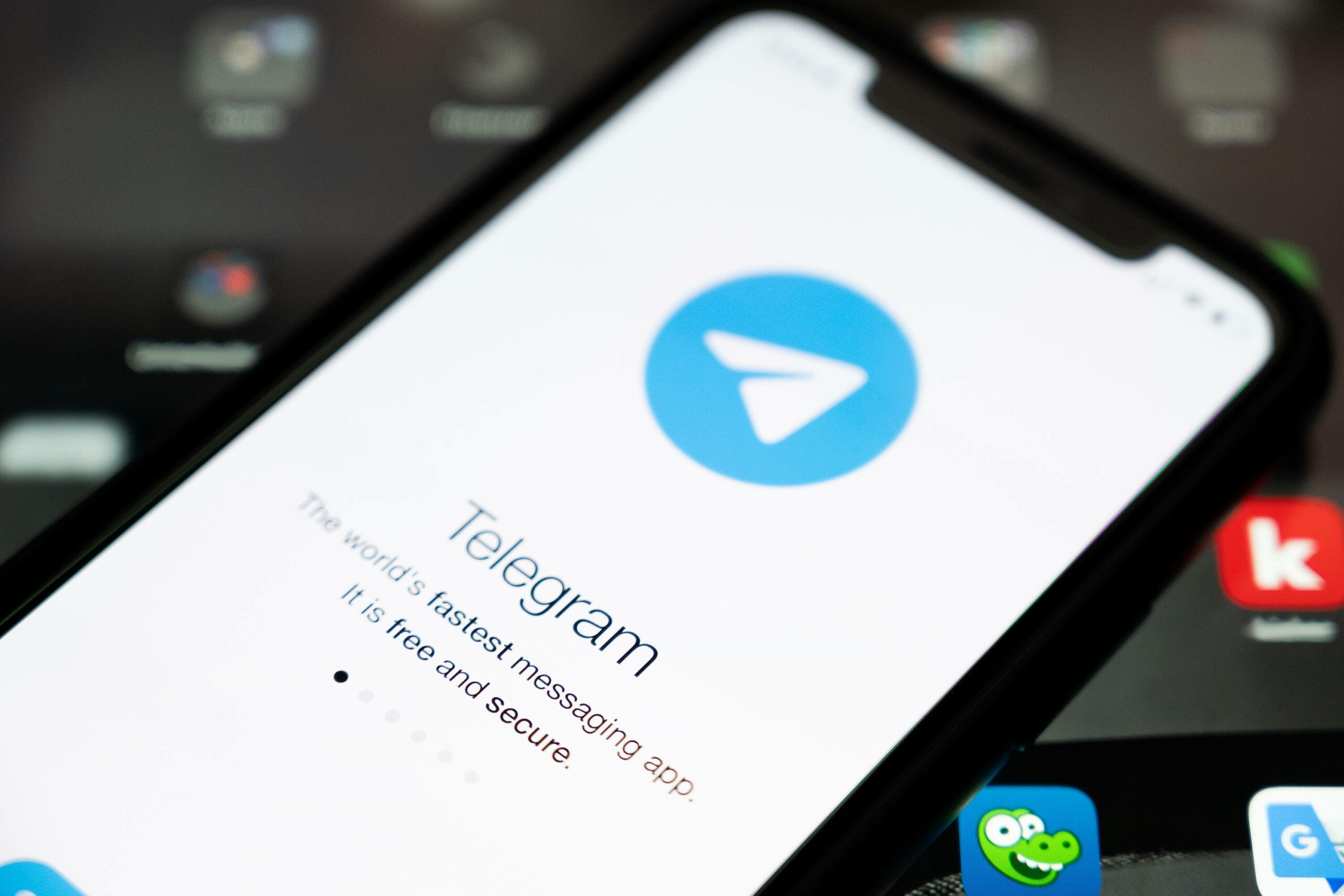 Handybildschirm mit Telegram-Logo. Den Betreibern der App Telegram droht ein hohes Bußgeld (Symbolbild).
