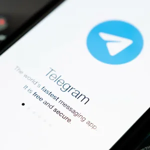 Handybildschirm mit Telegram-Logo. Den Betreibern der App Telegram droht ein hohes Bußgeld (Symbolbild).