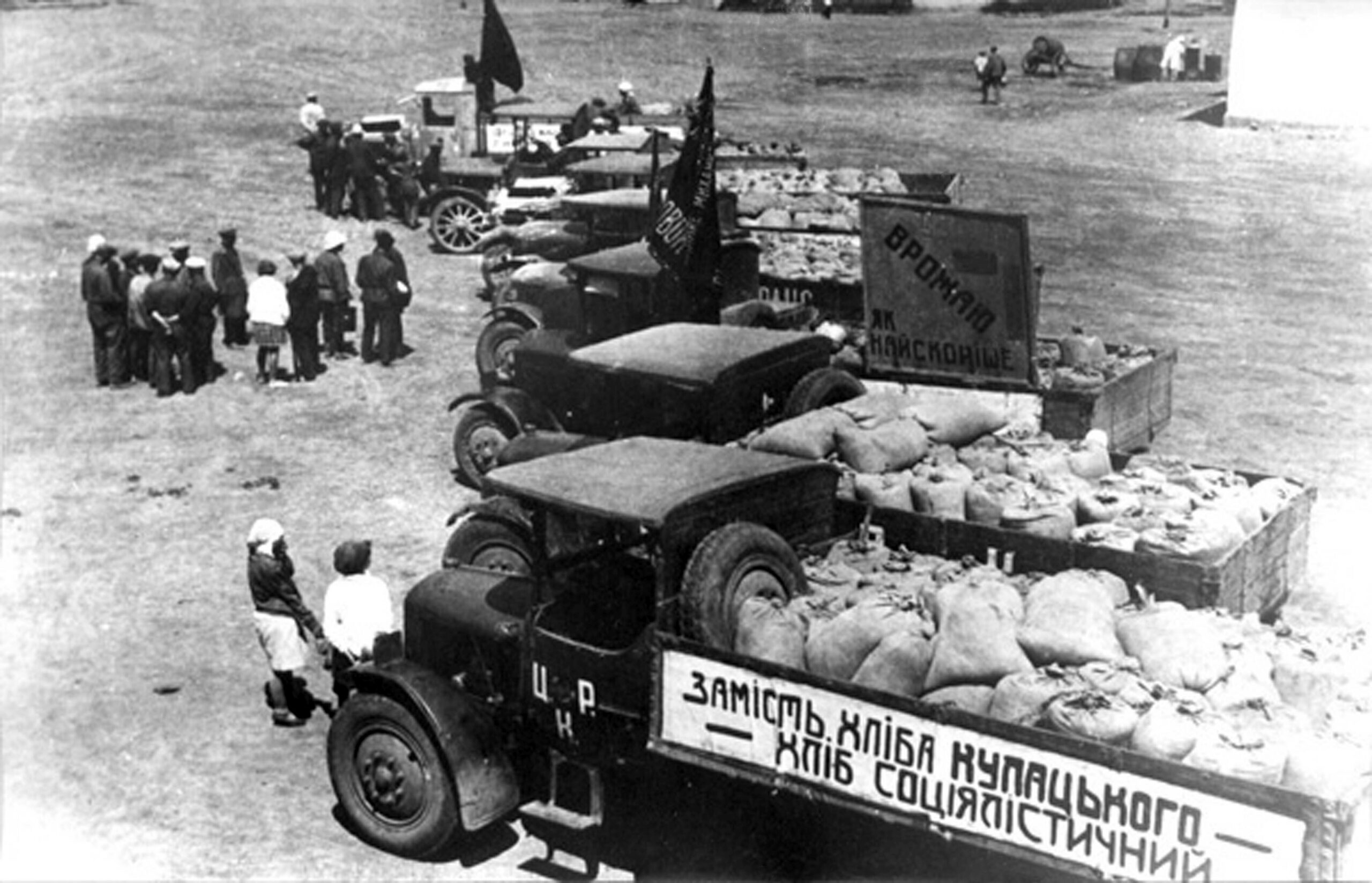 Mit Lastern wurde das Getreide während des Holodomor aus der Ukraine abtransportiert.