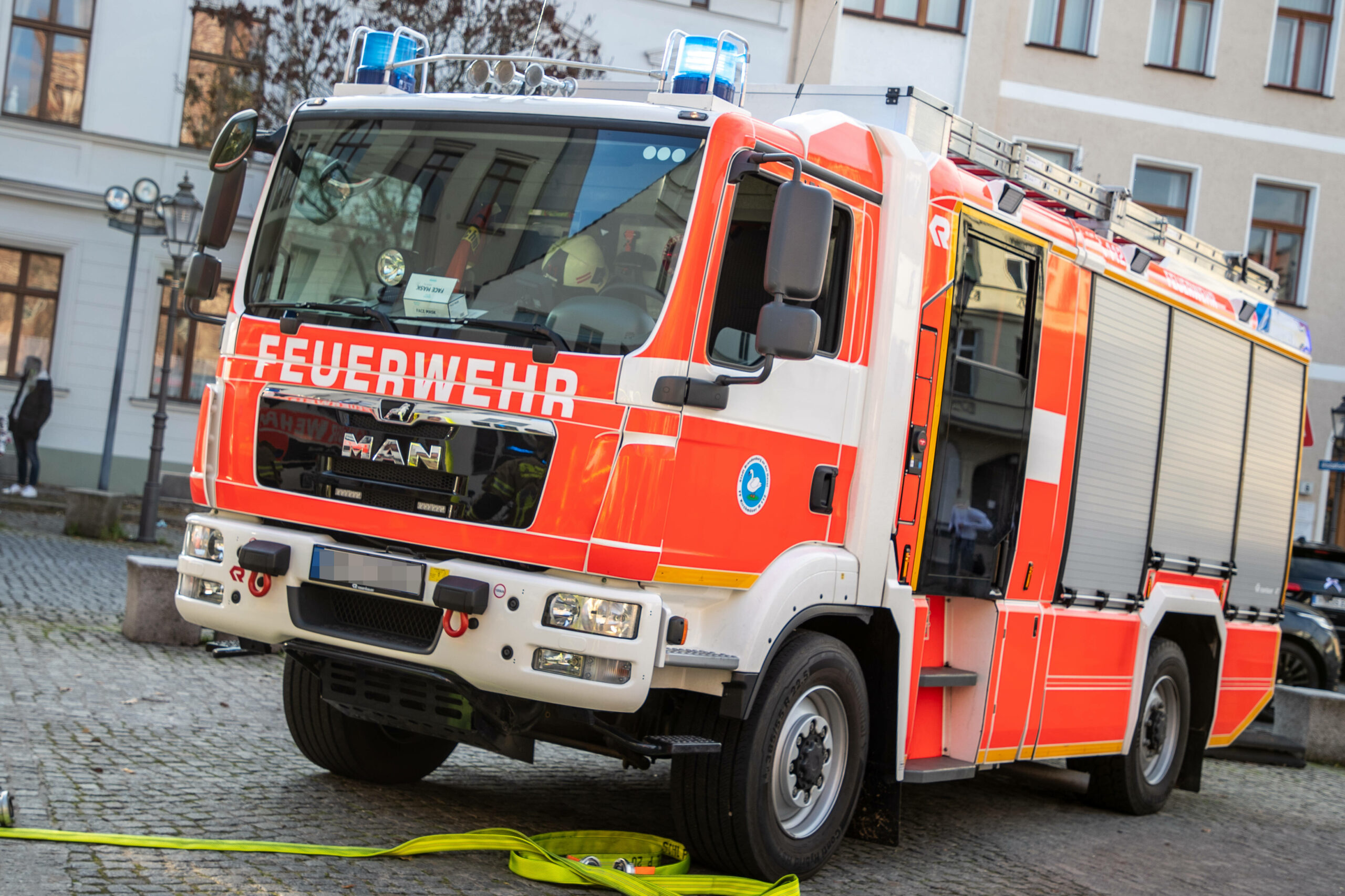 Symbolbild: Feuerwehr-Fahrzeug im Einsatz