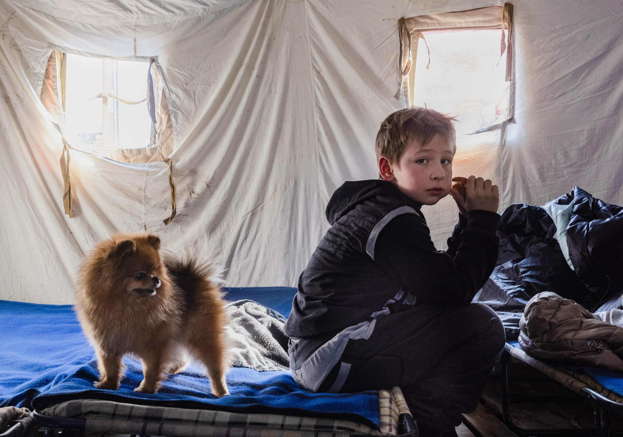 Ein ukrainischer Junge in einem Flüchtlingscamp in der besetzten Region Luhansk