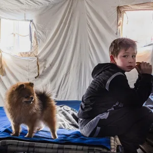 Ein ukrainischer Junge in einem Flüchtlingscamp in der besetzten Region Luhansk
