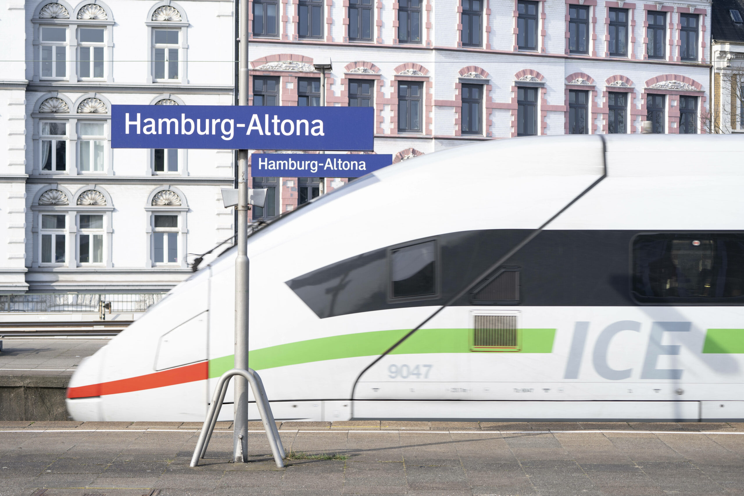 Über Pfingsten und Christi Himmelfahrt seetzt die Deutsche Bahn aufgrund der hohen Nachfrage Sonderzüge ein. (Symbolbild)