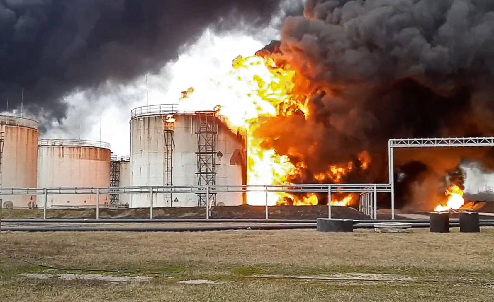 Nach einem mutmaßlichen Raketenangriff auf ein Öllager in Belgorod brach dort im April ein Feuer aus.