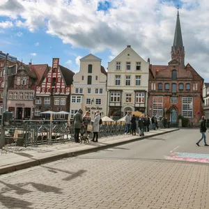 Die Lüneburger Innenstadt. In der LKH-Arena will die AfD ihren Parteitag abhalten – der Landkreis legte Beschwerde ein. (Symbolbild)