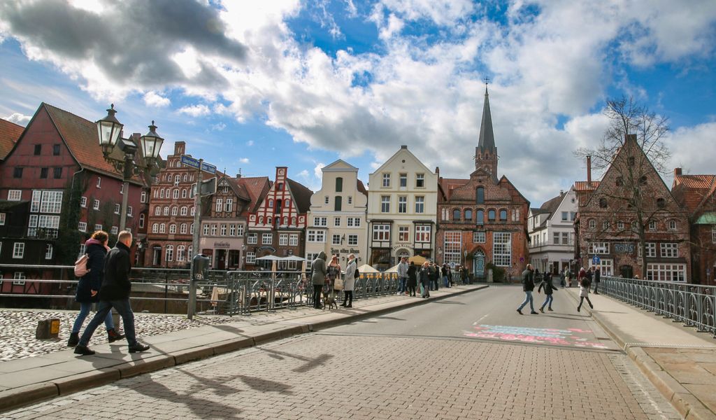 Die Lüneburger Innenstadt. In der LKH-Arena will die AfD ihren Parteitag abhalten – der Landkreis legte Beschwerde ein. (Symbolbild)
