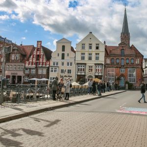 Die Lüneburger Innenstadt. In der LKH-Arena will die AfD ihren Parteitag abhalten – der Landkreis legte Beschwerde ein. (Symbolbild)