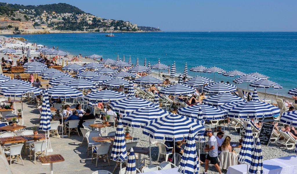 Strandpromenade in Nizza. Südfrankreich ist bei reichen Russen sehr beliebt.