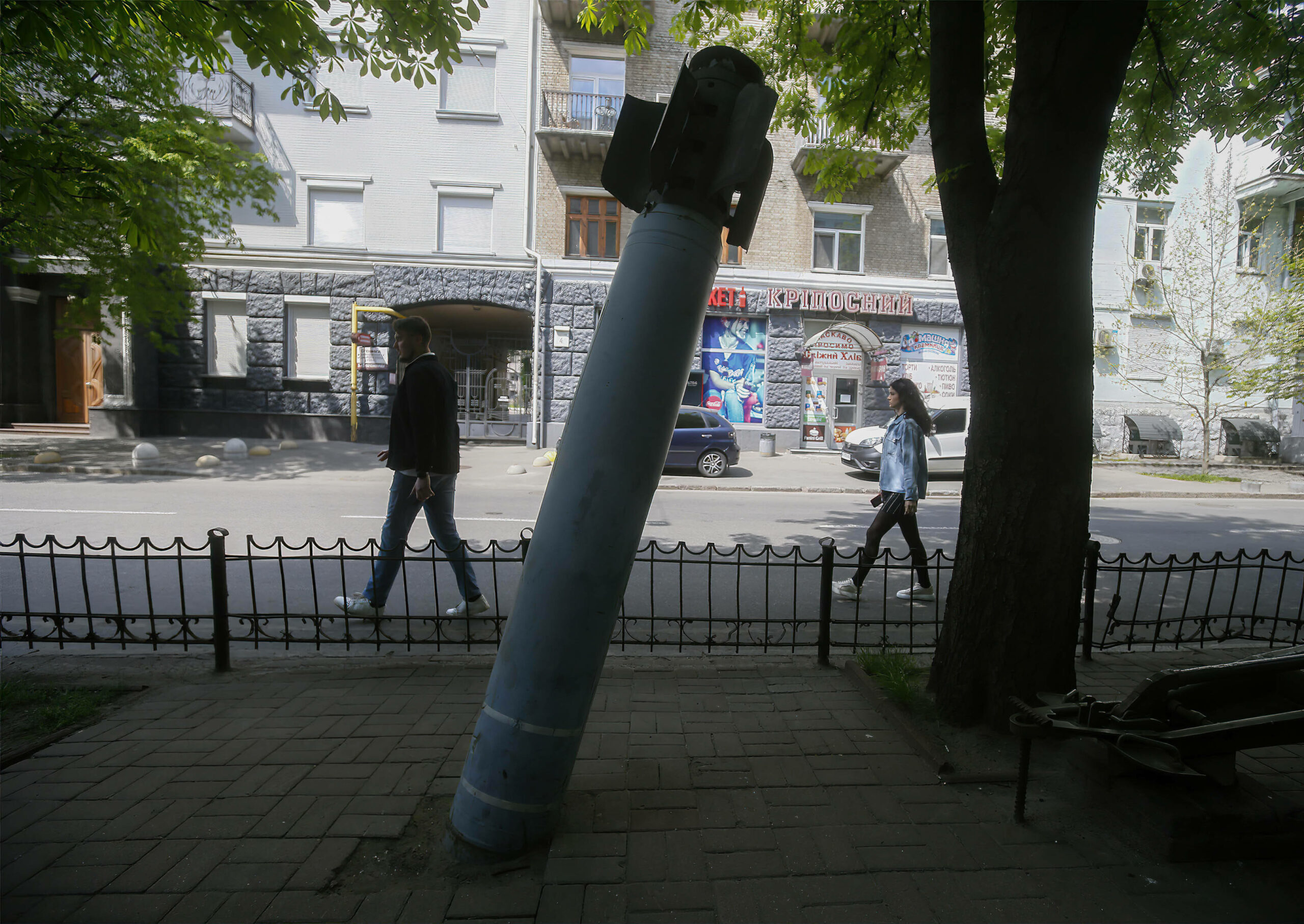 Eine russische Rakete vor einem Museum in der ukrainischen Hauptstadt Kiew. Sie schlug während des Angriffs ein, explodierte aber nicht.