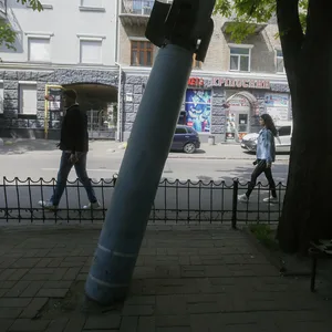 Eine russische Rakete vor einem Museum in der ukrainischen Hauptstadt Kiew. Sie schlug während des Angriffs ein, explodierte aber nicht.