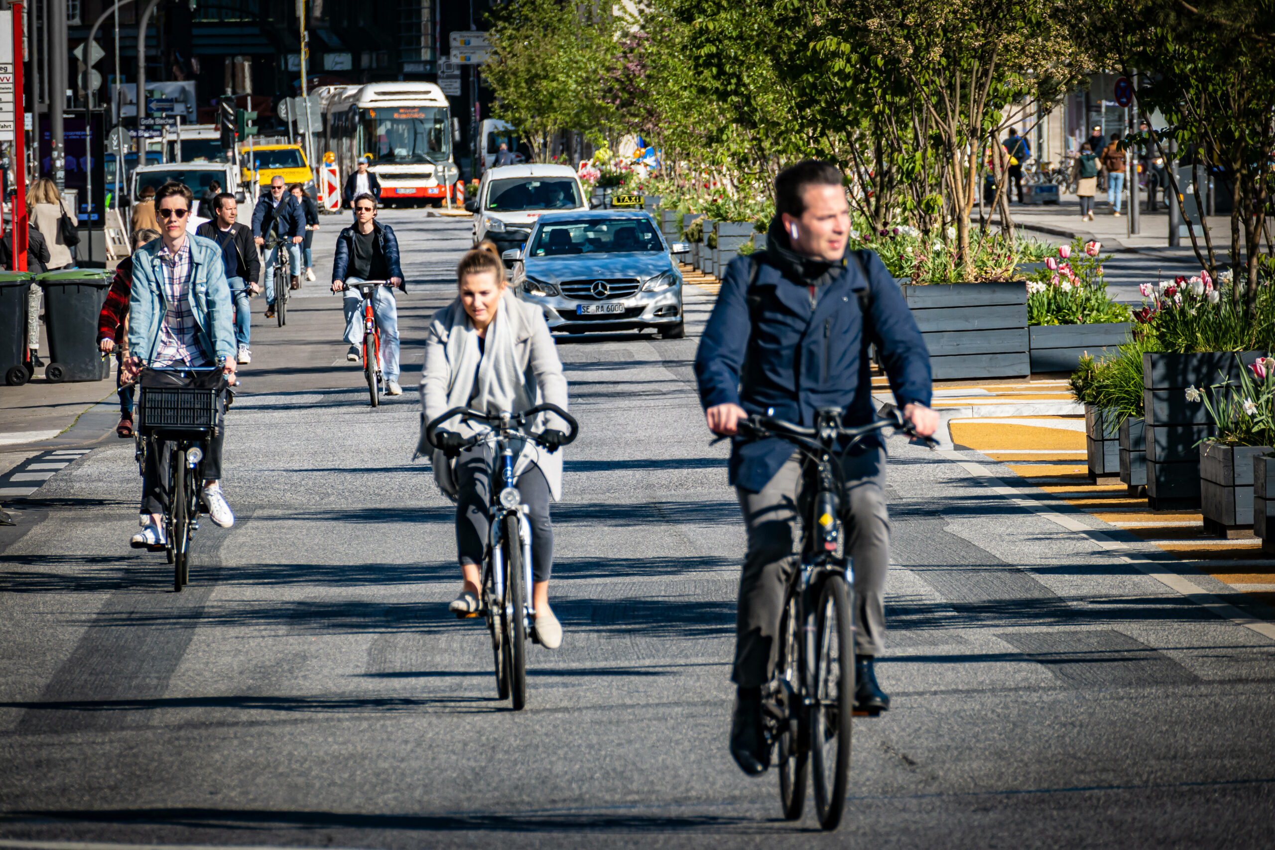 Der Rad- und Fußverkehr soll in Hamburg bis Ende des Jahrzehnts deutlich gestärkt werden.