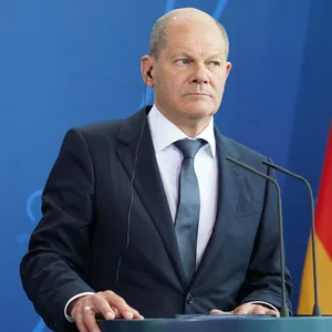 Scholz steht an einem Podium