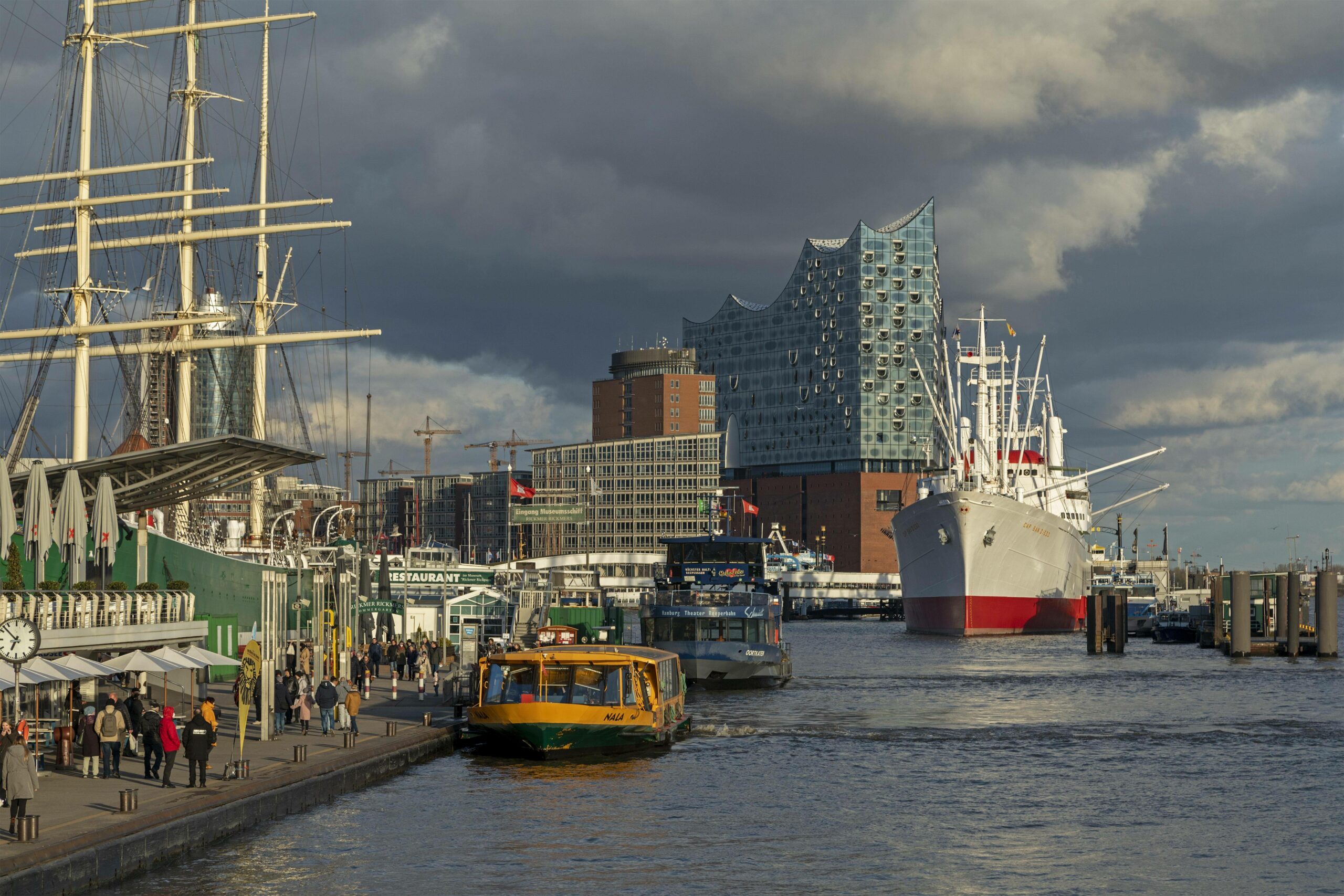 Blick auf die Landungsbrücken und die Elbphilharmonie. Hamburg nimmt acht Millionen Euro für Tourismus und Kultur in die Hand. (Symbolbild)