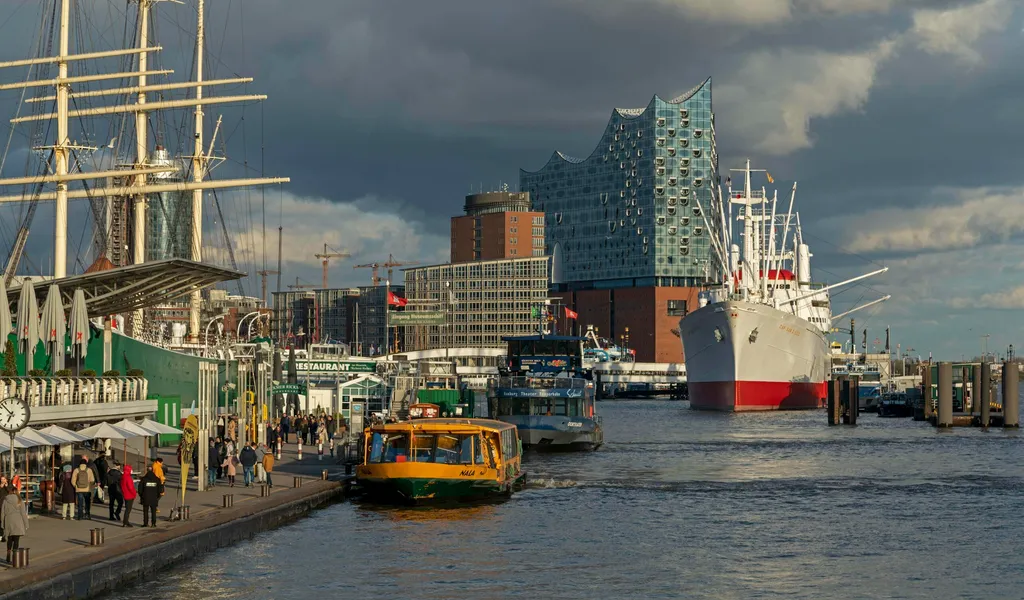 Blick auf die Landungsbrücken und die Elbphilharmonie. Hamburg nimmt acht Millionen Euro für Tourismus und Kultur in die Hand. (Symbolbild)