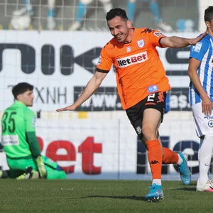 Manolis Saliakas bejubelt einen seiner zwei Treffer für Giannina.