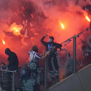 Die Fans von Hansa Rostock zünden Pyrotechnik