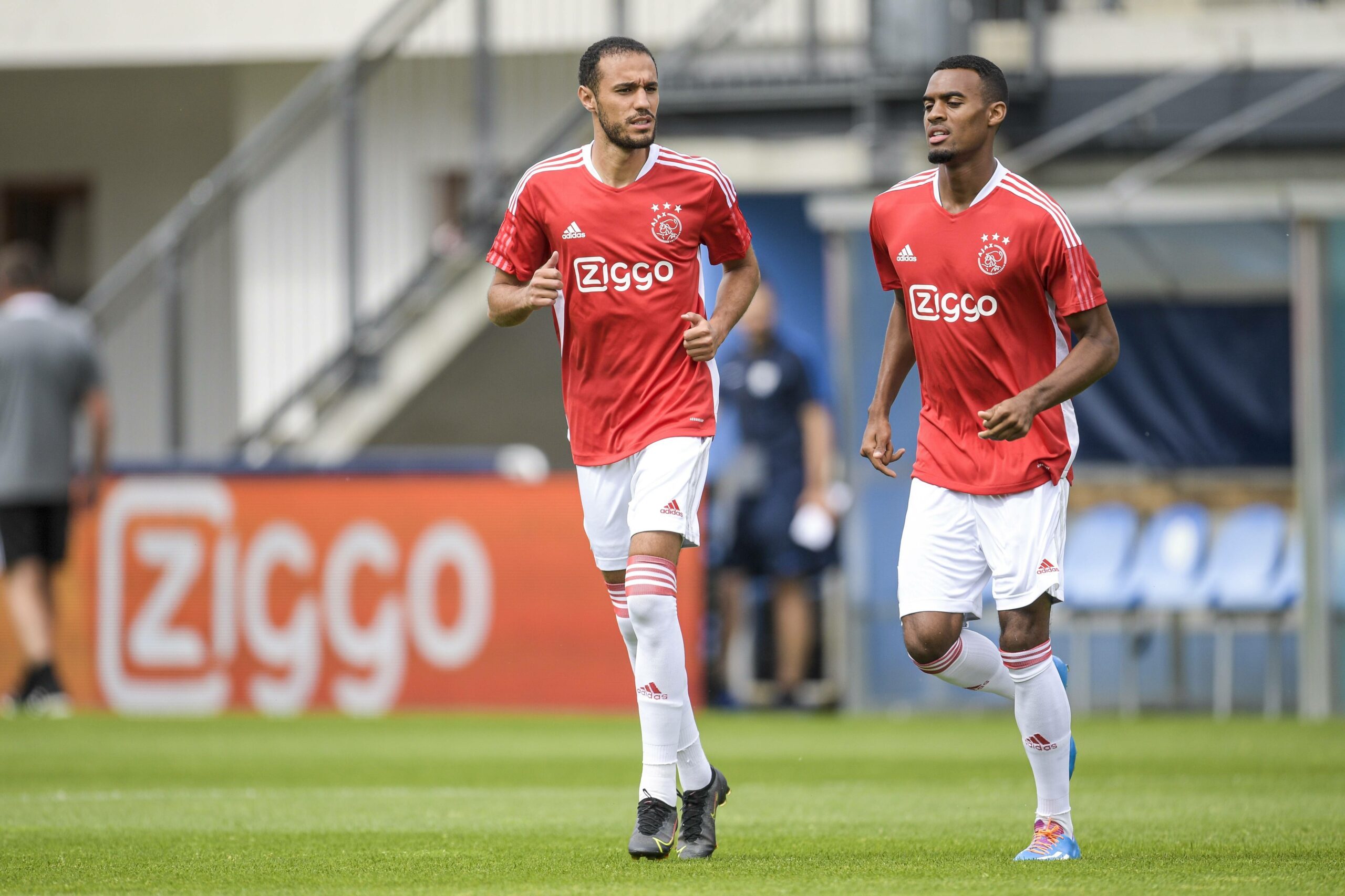 Ajax-Spieler laufen sich warm
