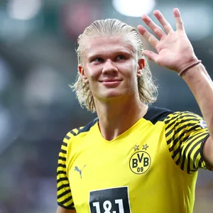 Erling Haaland winkt in Richtung Kamera