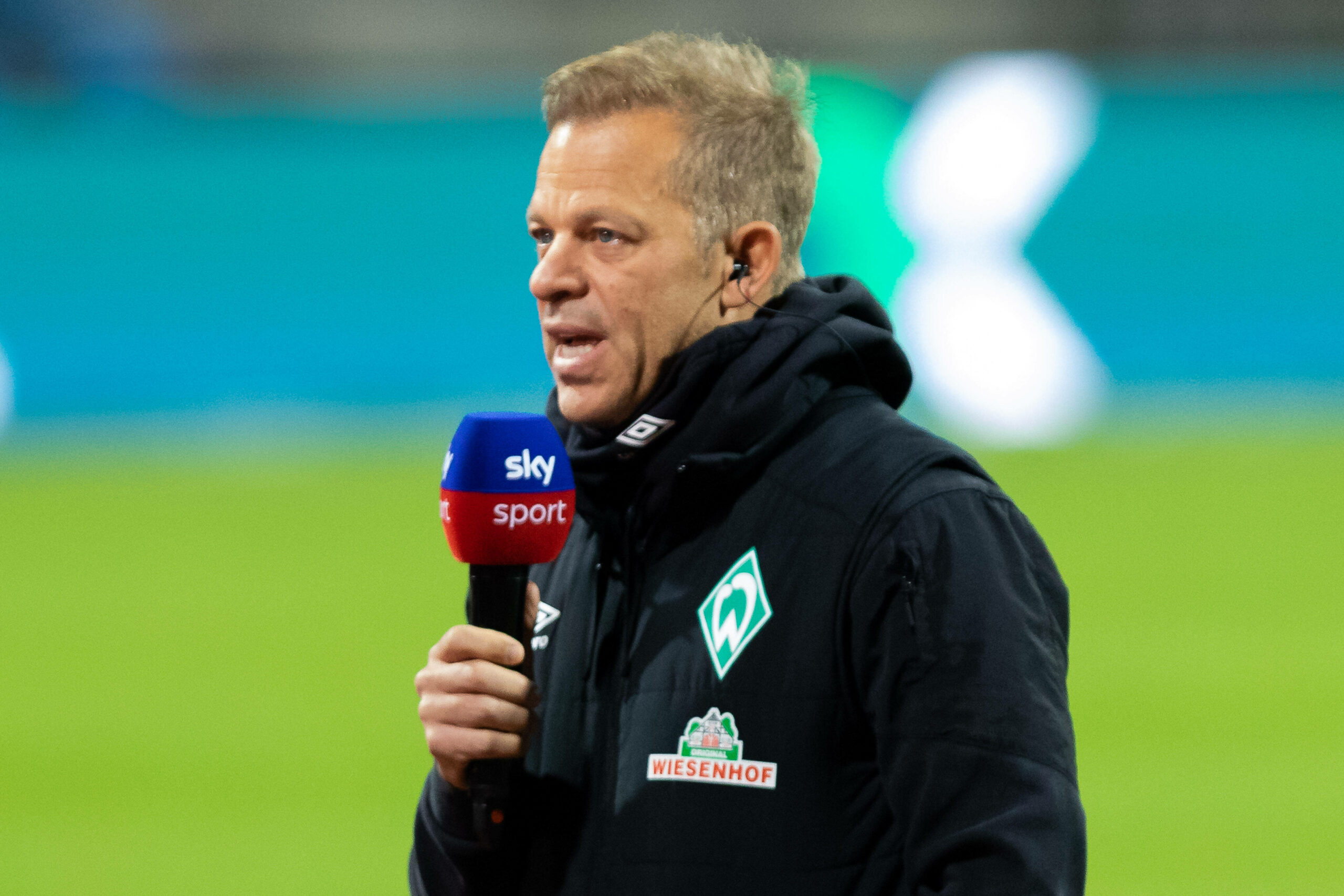 Markus Anfang als Trainer von Werder Bremen am Sky-Mikrofon