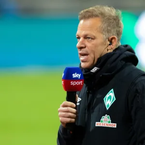 Markus Anfang als Trainer von Werder Bremen am Sky-Mikrofon