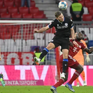 Fabian Klos setzt sich gegen Dayot Upamecano durch