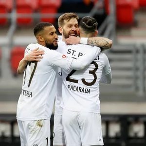 Ob Leart Paqarada (r.), Daniel-Kofi Kyereh (l.) und Guido Burgstaller beim FC St. Pauli bleiben, ist teils arg fraglich.