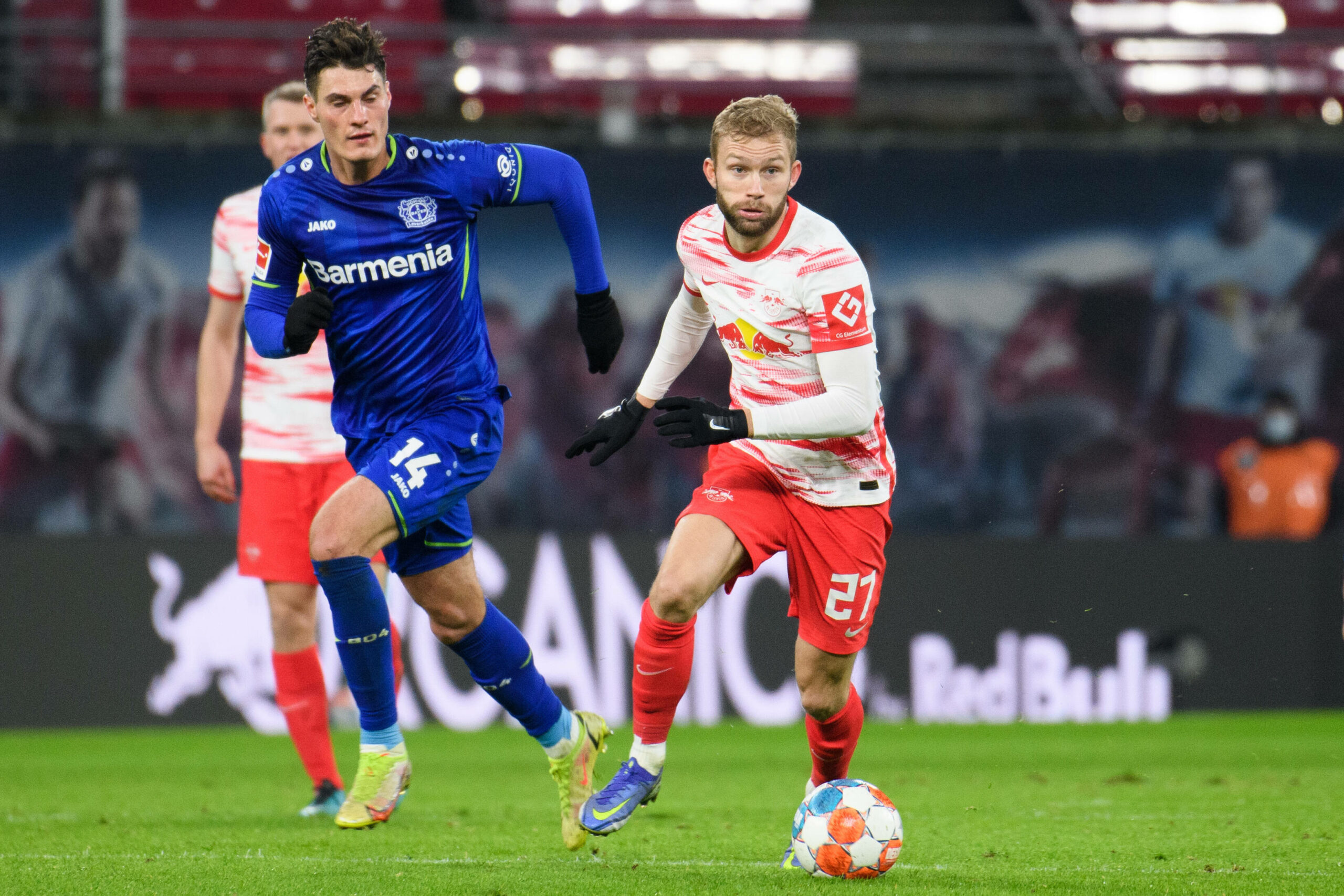Patrik Schick und Konrad Laimer im Zweikampf