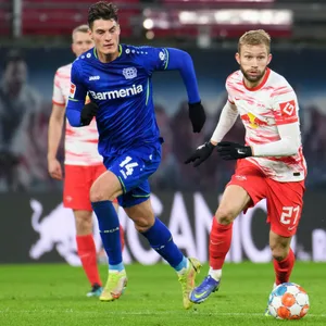 Patrik Schick und Konrad Laimer im Zweikampf