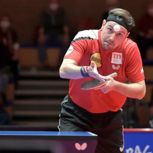 Tischtennis-Star Timo Boll visiert den Ball an