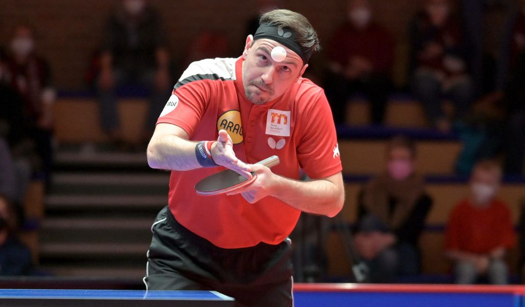 Tischtennis-Star Timo Boll visiert den Ball an