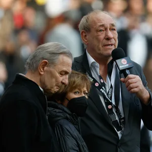 Eintracht-Präsident Peter Fischer (r.) und Helga Grabowski, bei der Trauerfeier für den kürzlich verstorbenen Jürgen Grabowski