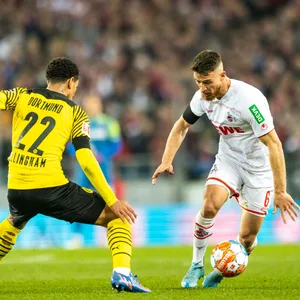 Salih Özcan im Zweikampf mit Jude Bellingham.