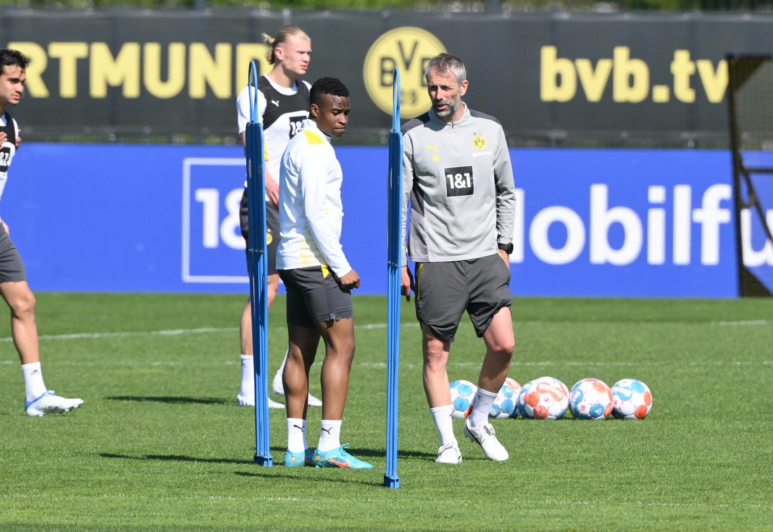 Trainer Marco Rose und Youngstar Youssoufa Moukoko beim BVB-Training