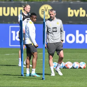 Trainer Marco Rose und Youngstar Youssoufa Moukoko beim BVB-Training