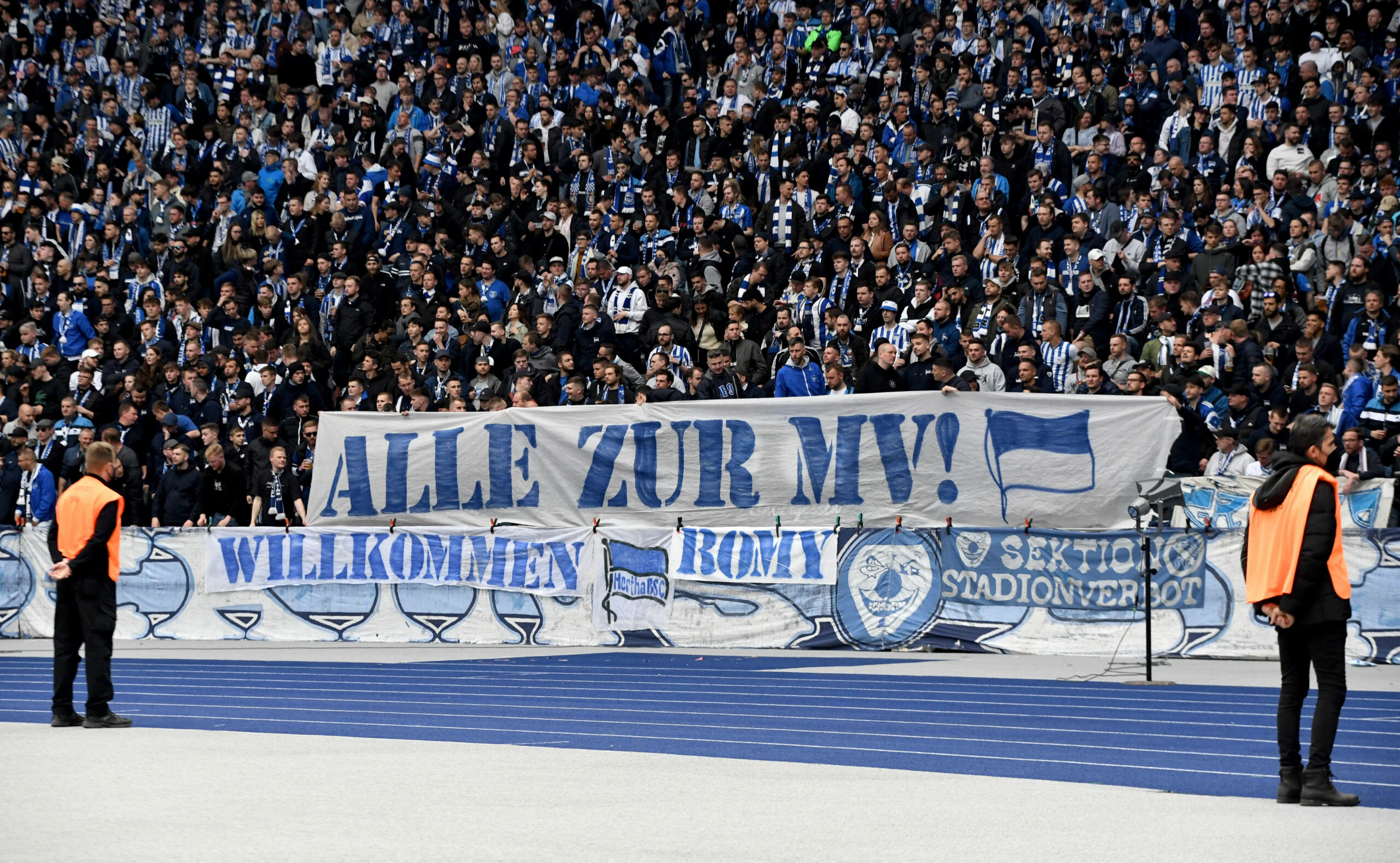 Hertha Fans mit Bannern auf der Tribüne