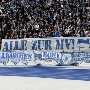 Hertha Fans mit Bannern auf der Tribüne