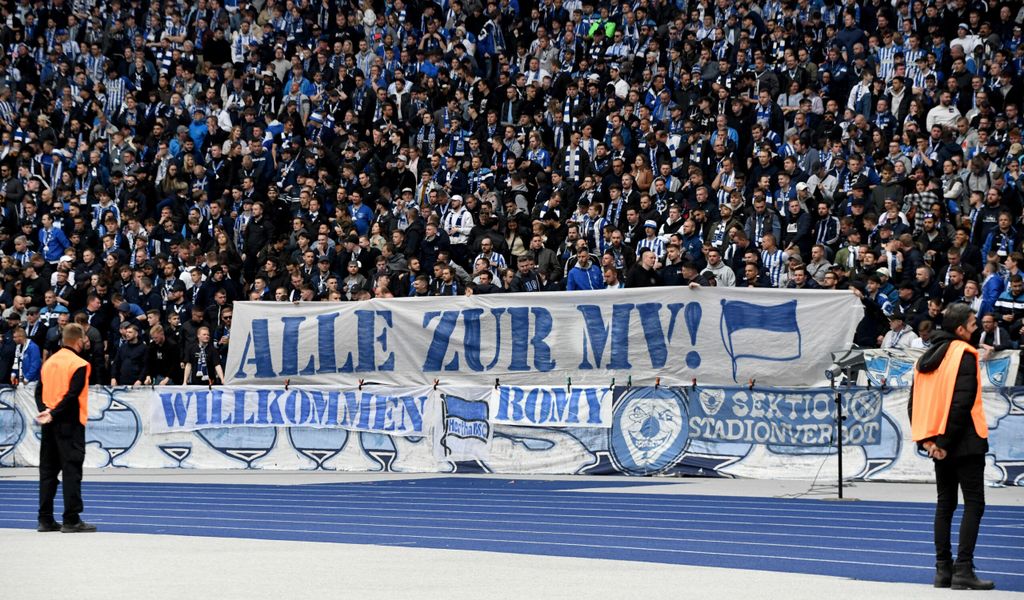 Hertha Fans mit Bannern auf der Tribüne