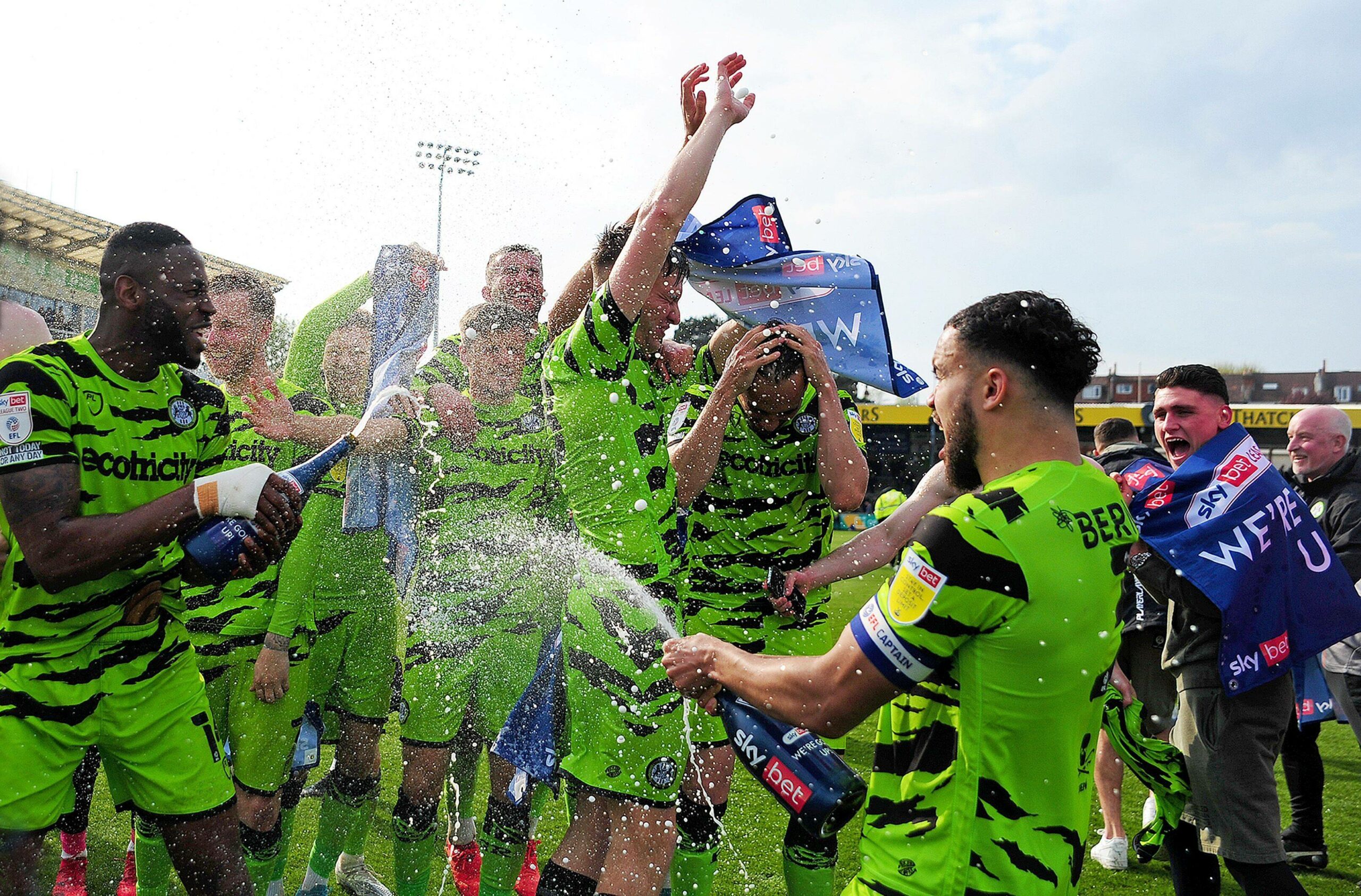 Die Spieler der Forest Green Rovers feiern