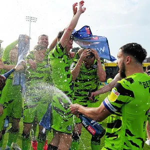 Die Spieler der Forest Green Rovers feiern