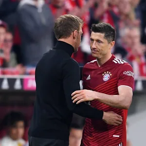 Bayern-Trainer Julian Nagelsmann (l.) wechselt Robert Lewandowski aus, beim 3:1 Heimsieg gegen den BVB