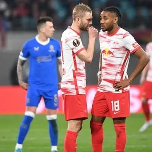 Konrad Laimer und Christopher Nkunku auf dem Rasen
