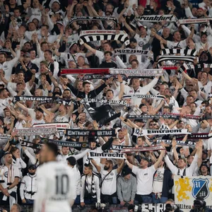 Frankfurt-Fans feiern ihre Mannschaft
