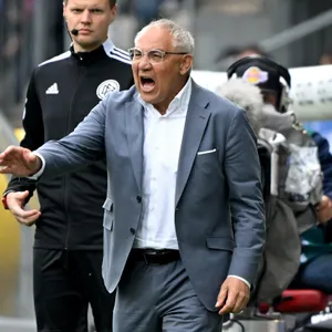 Felix Magath schreit an der Seitenlinie